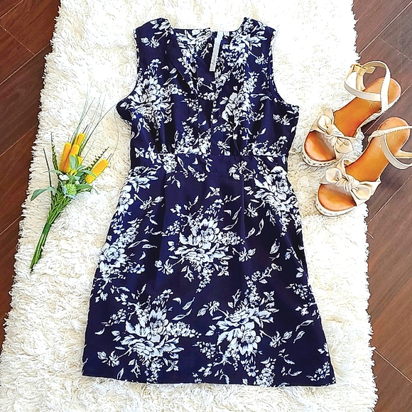 Reformed Dresses & Skirts - Reformed Women's Mini Springtime Dress Size 6 Navy Blue White Floral Flower